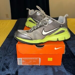⬇️⬇️Nike 6 youth, women’s 8 Dual cushion sneakers